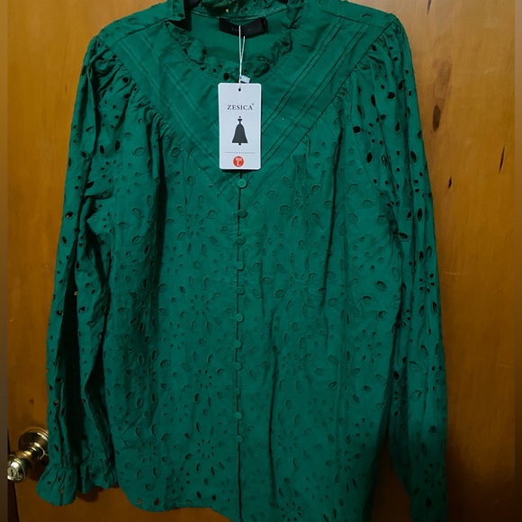 NWT-Zesica DARK Green Eyelet Top available in size L or XL - Picture 3 of 8